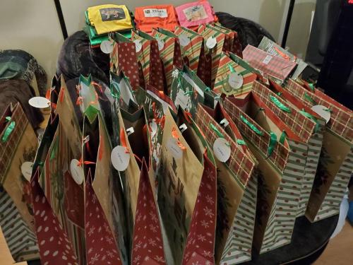 All 37 persons served at Home Share received small gift items like gloves, hand sanitizer, hot chocolate, and candies, along with printed t-shirts made by the program coordinator. 